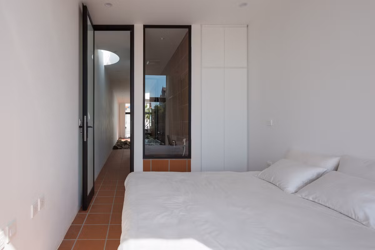 Phòng ngủ được thiết kế đơn giản với tông màu trắng chủ đạo, tạo cảm giác căn phòng như rộng hơn.