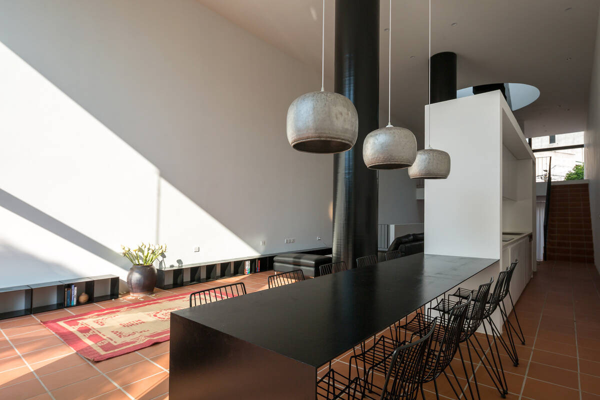 Để mang lại không gian vừa gần gũi, vừa riêng tư, kiến trúc sư đã thiết kế không gian gần như rỗng ở tầng 1 và chia nhỏ lại ở các tầng trên.