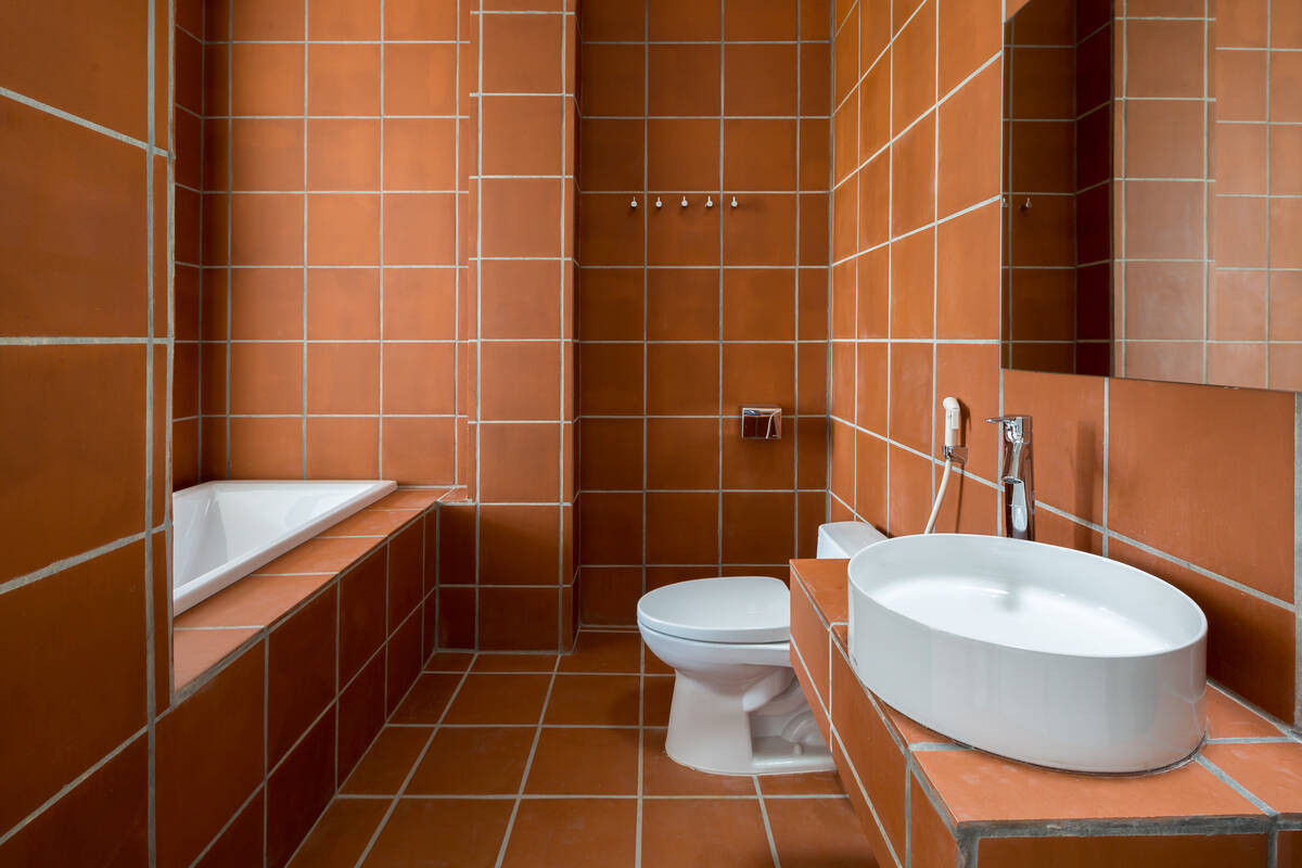 Phòng tắm có cả bồn tắm giúp gia chủ thư giãn mỗi ngày.