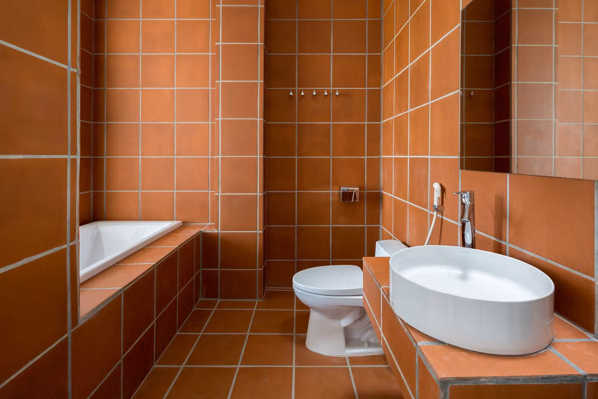 Phòng tắm có cả bồn tắm giúp gia chủ thư giãn mỗi ngày.