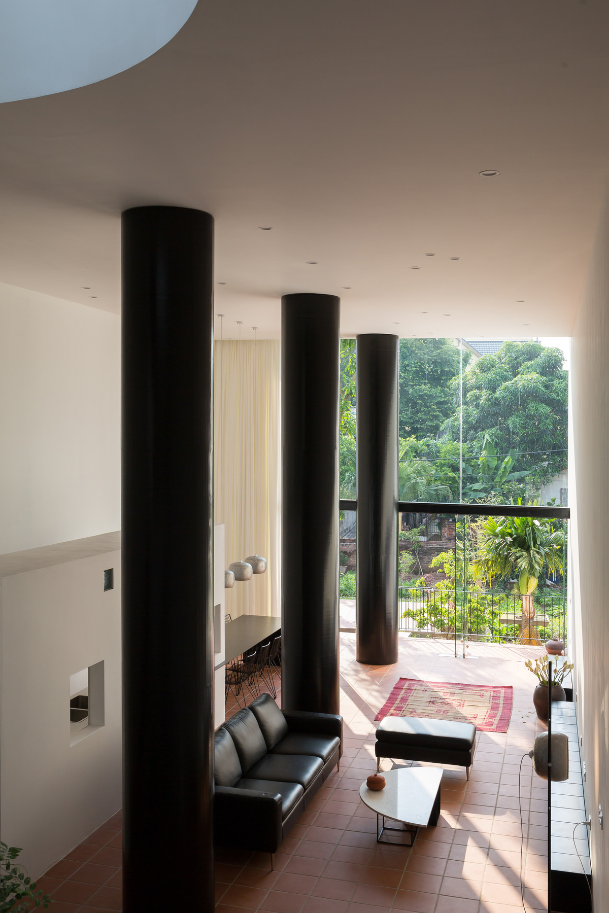 Đặc biệt, nhóm kiến trúc sư muốn truyền tải một cách ước lệ cấu trúc quen thuộc của Giếng nước – sân Đình vào kiến trúc hiện đại với đường nét rõ ràng, hình khối cô đọng, vật liệu tối giản sao cho tổng thể được hài hòa nhất.