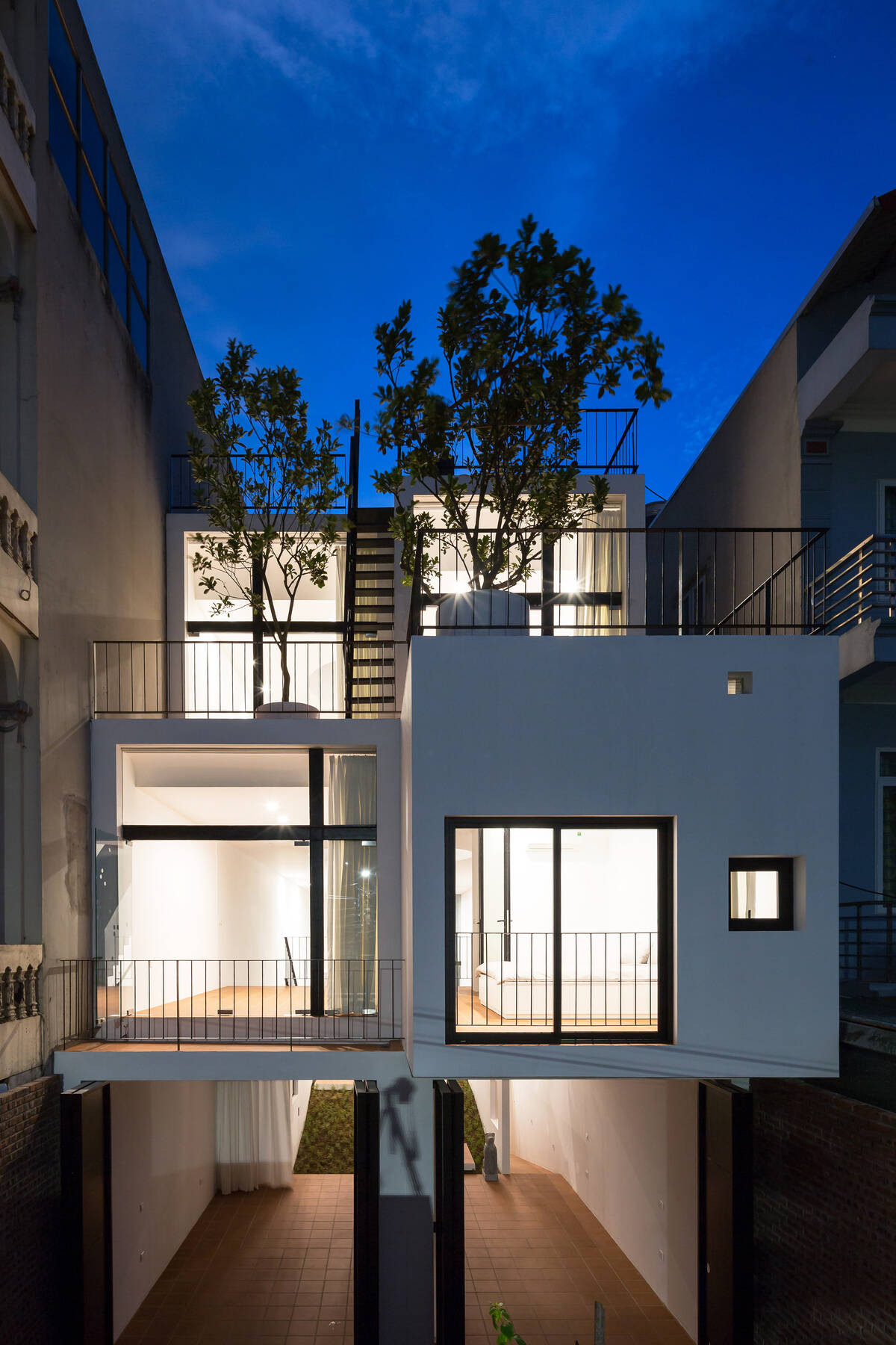 Nhờ đó, căn nhà như hai mà một, không thiết kế hàng rào cứng ngăn chia mà tạo ranh giới mềm, tự nhiên nhất, nhằm gia tăng sự giao lưu giữa các thành viên.