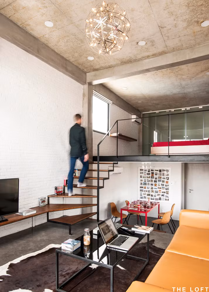 Quán cà phê và không gian làm việc chung ở tầng trệt, tầng lửng và khu vườn trên sân thượng là nơi thư giãn của cả nhà. Nguồn ảnh: SM Art Studio.