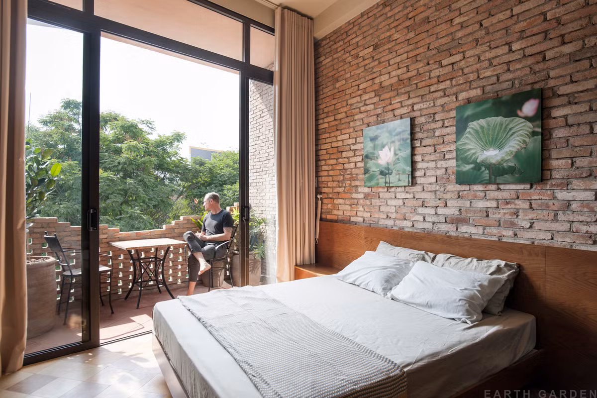 Phòng ngủ mộc mạc với thiết kế gạch trần.