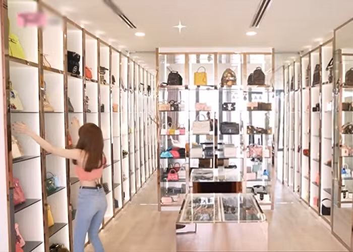 Một góc phòng ngủ của Ngọc Trinh chứa túi xách và kính hàng hiệu. Theo nữ hoàng nội y, đây là khu vực đắt giá nhất trong phòng.