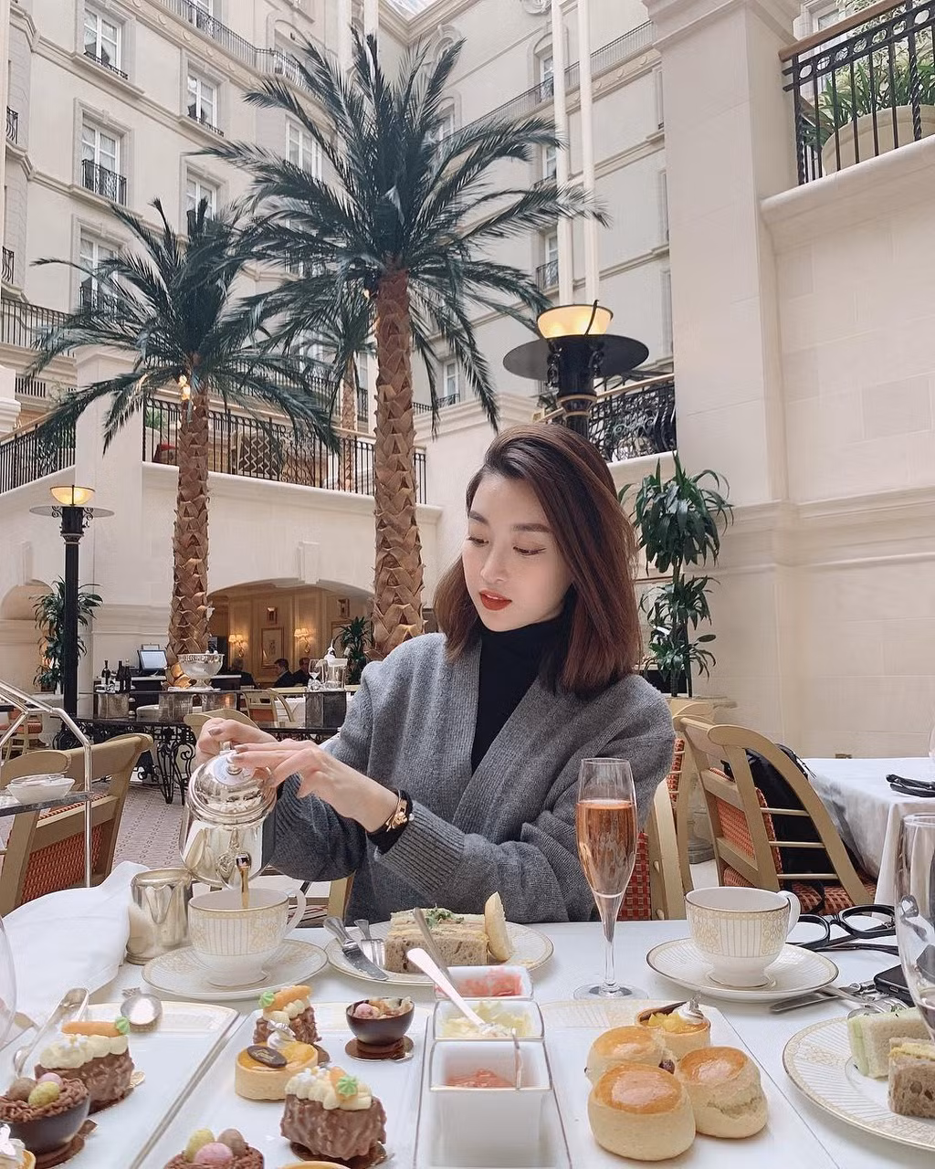 Sau 3 năm hoạt động chăm chỉ, Hoa hậu Đỗ Mỹ Linh cũng tích luỹ được một khoản kha khá. Nguồn ảnh: Internet, FBNV. Video: Sôi động Hoa hậu Doanh nhân người Việt châu Á. Nguồn: VTC