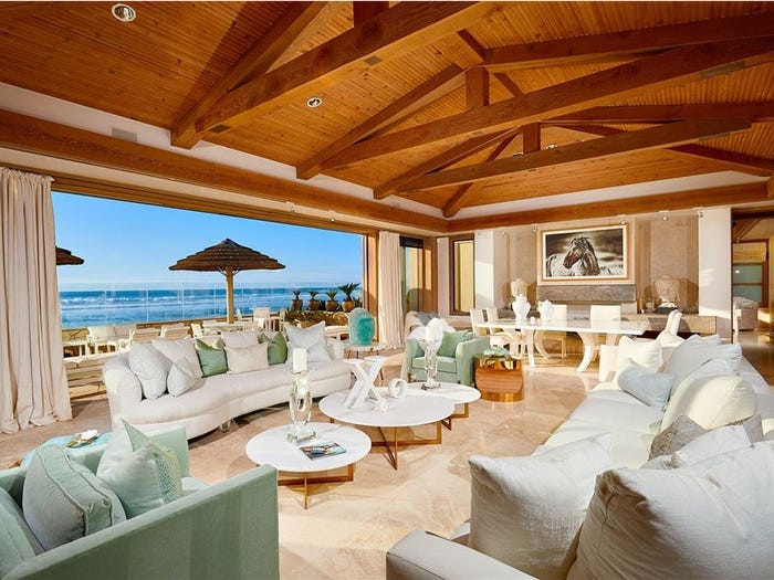 Biệt thự mới của tỷ phú Bill Gates có cửa lớn mở ra hiên nhà, tầm nhìn thẳng ra biển.