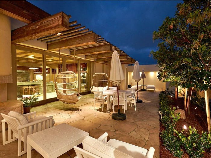 Tổng diện tích của biệt thự khoảng 540 m2, gồm: 6 phòng ngủ, 3,5 phòng tắm, bể bơi ngoài trời và hàng hiên rộng lớn hướng biển.