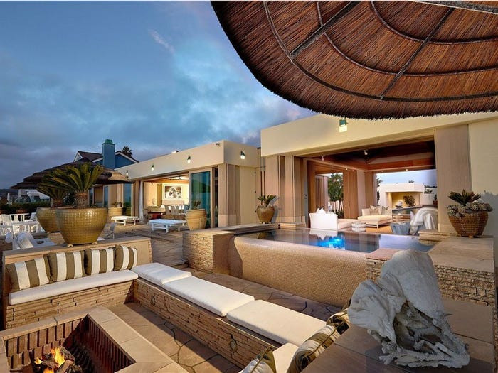  Tỷ phú cũng có thể ngắm cảnh biển từ hiên nhà.