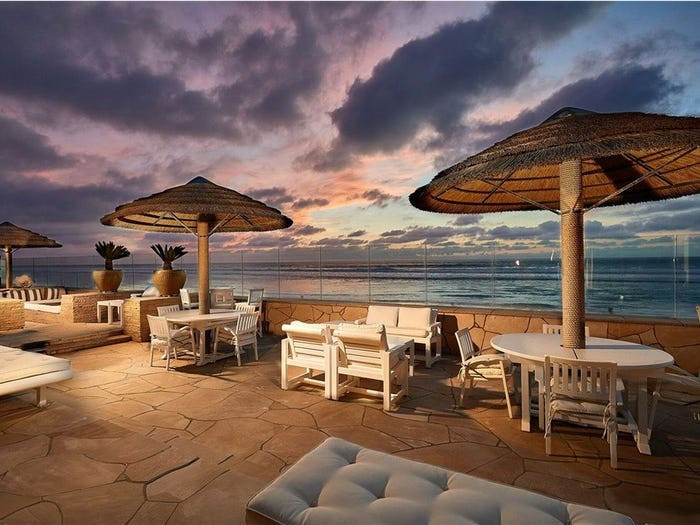 Bên ngoài, biệt thự sở hữu 37m bờ biển.