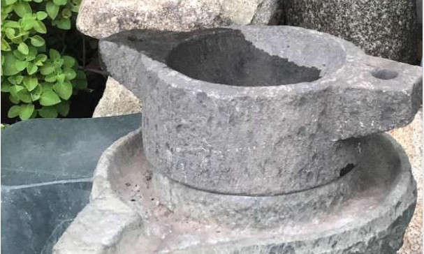 Chiếc cối đá xay bột thời xưa nay có giá bán tới hơn 1 triệu đồng. Nguồn ảnh: Internet.