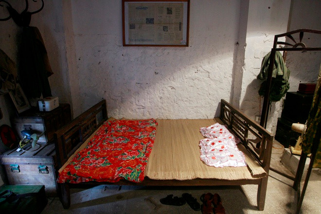 Chăn con công là một cái tên quá đỗi quen thuộc đối với những ai đã từng trải qua thời kỳ bao cấp cũng như hậu bao cấp ở miền Bắc. Ngày nay, người ta chỉ còn thấy bán vải chăn con công.