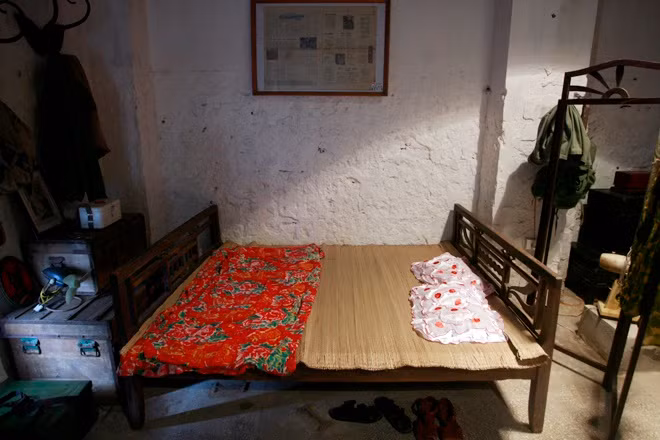 Chăn con công là một cái tên quá đỗi quen thuộc đối với những ai đã từng trải qua thời kỳ bao cấp cũng như hậu bao cấp ở miền Bắc. Ngày nay, người ta chỉ còn thấy bán vải chăn con công.