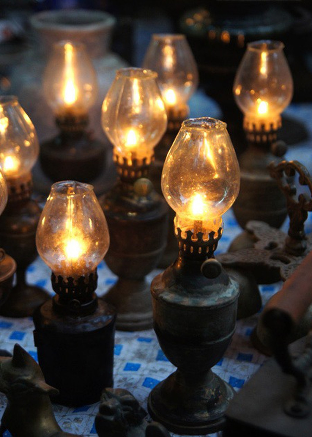 Thời xưa, đèn dầu là vật dụng không thể thiếu mỗi gia đình Việt. Ngày nay, đèn dầu cổ chỉ xuất hiện tại một số chợ hay cửa hàng đồ cổ với giá từ vài trăm tới vài triệu đồng, tùy loại.