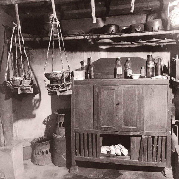 Chiếc chạn gỗ quen thuộc trong ký ức của hàng triệu người Việt Nam giờ có lẽ chỉ còn trong bảo tàng.