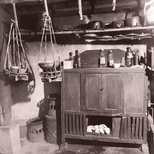 Chiếc chạn gỗ quen thuộc trong ký ức của hàng triệu người Việt Nam giờ có lẽ chỉ còn trong bảo tàng.