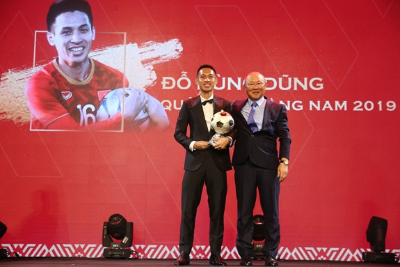 Ở CLB Hà Nội, Đỗ Hùng Dũng bảo vệ thành công ngôi vô địch V-League và tiến vào trận chung kết liên khu vực AFC Cup. Còn trong màu áo ĐTQG, Hùng Dũng là một trong nhưng nhân tố quan trọng của HLV Park Hang Seo ở trung tâm hàng tiền vệ. Ảnh: QĐND.