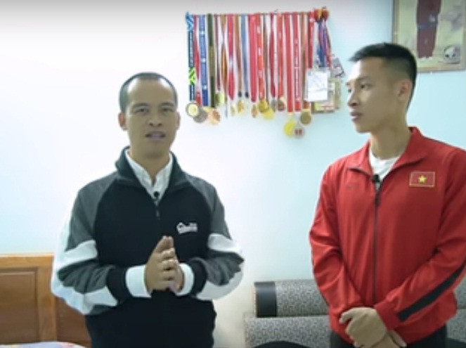 Những tấm huy chương, dù là vàng, bạc hay là đồng đều là “khó báu” vô giá và luôn được treo ở vị trí trang trọng nhất trong nhà tiền vệ Đỗ Hùng Dũng. Ảnh: Nhadeptv.