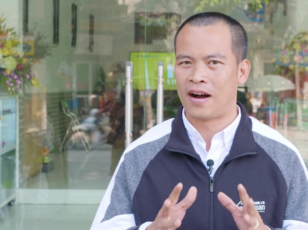 Khác với hình dung của nhiều người, tổ ấm” của tiền vệ Hùng Dũng khá đơn giản. Đó là căn nhà giản dị nằm gần cầu Đuống hướng đi Bắc Ninh, có mặt giáp với đường Hà Huy Tập (Gia Lâm, Hà Nội). Ảnh: Nhadeptv.