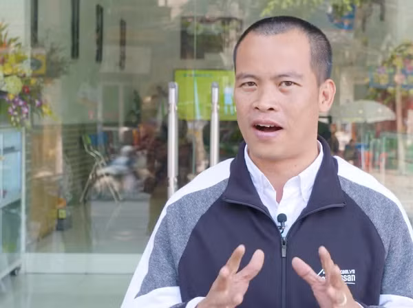 Khác với hình dung của nhiều người, tổ ấm” của tiền vệ Hùng Dũng khá đơn giản. Đó là căn nhà giản dị nằm gần cầu Đuống hướng đi Bắc Ninh, có mặt giáp với đường Hà Huy Tập (Gia Lâm, Hà Nội). Ảnh: Nhadeptv.