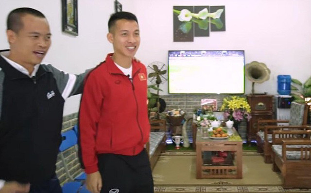 Tầng 1 được sử dụng làm nơi kinh doanh đồ trang sức nhỏ kiêm phòng khách. Ảnh: Nhadeptv.