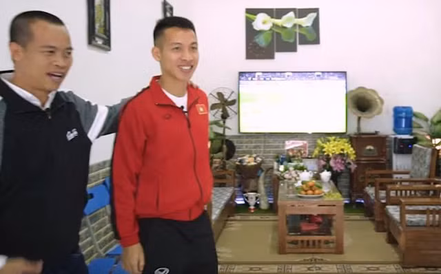 Tầng 1 được sử dụng làm nơi kinh doanh đồ trang sức nhỏ kiêm phòng khách. Ảnh: Nhadeptv.