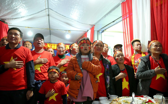 Sau khi cùng đồng đội giành HCV lịch sử tại SEA Games 30, ngôi nhà của Đỗ Hùng Dũng lúc nào cũng tấp nập người tới chúc mừng. Ảnh: Nhadeptv.