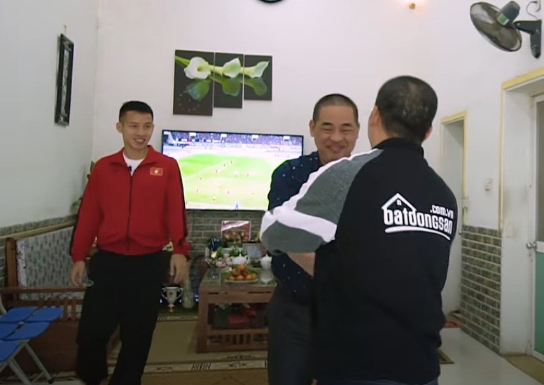 Ngôi nhà của gia đình Hùng Dũng xây dạng nhà ống khá phổ biến tại Hà Nội, tổng diện tích mặt sàn khoảng 50m2 và có 2 tầng. Ảnh: Nhadeptv.