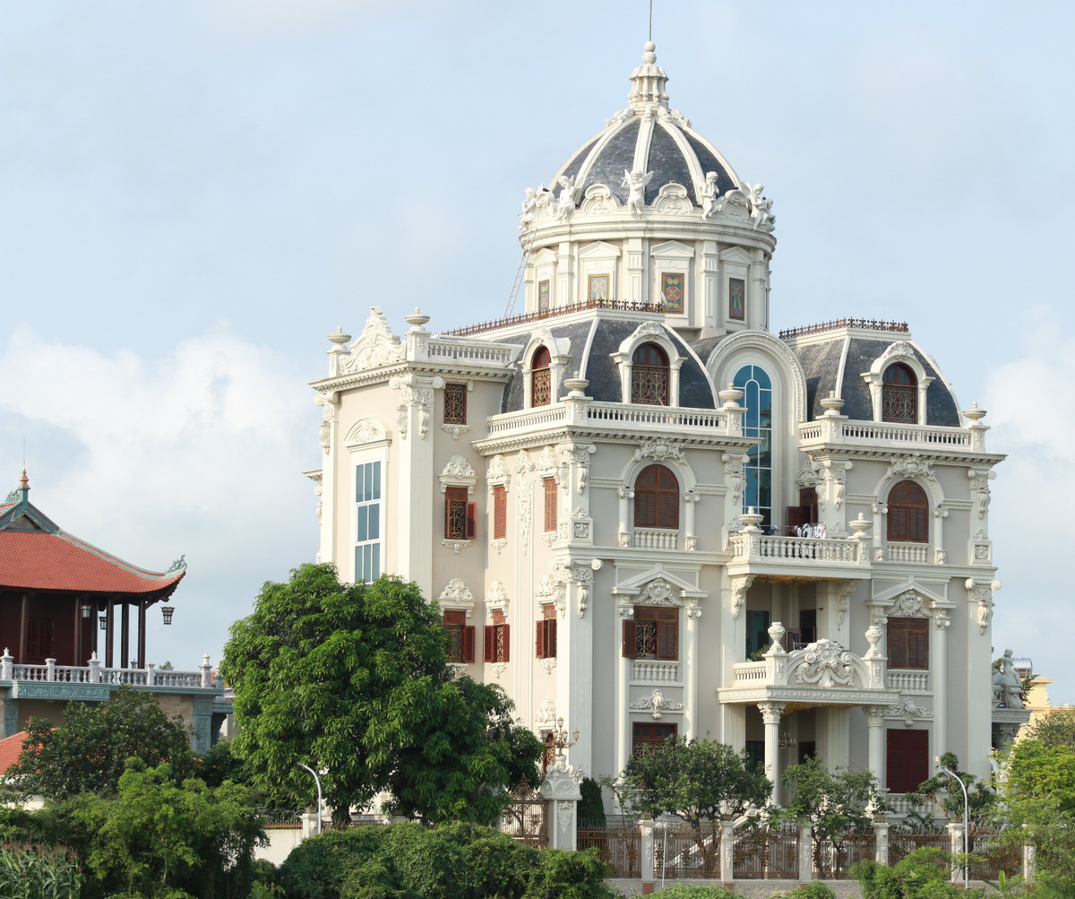 Lâu đài Lan Khoa Khuê (xã Hải Minh, huyện Hải Hậu, Nam Định) có diện tích 470m2 nằm trên mảnh đất 3000m2, được xây dựng trong suốt 9 năm với chi phí lên tới gần 50 tỷ đồng. Ảnh: Người đưa tin.