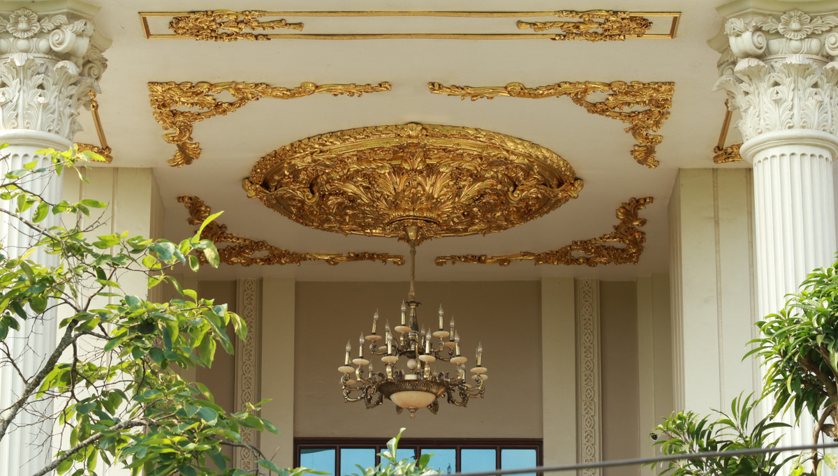 Bên trong lâu đài được trang trí với rất nhiều hoạ tiết dát vàng tạo nên vẻ lộng lẫy, nguy nga. Ảnh: Người đưa tin. Video: Dân Sài thành ‘tiếc’ biệt thự Pháp bị phá dỡ. Nguồn: VTC14.