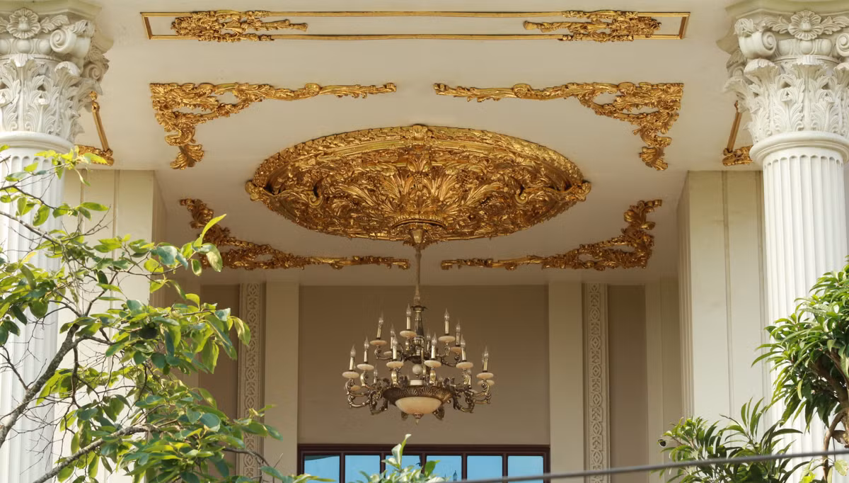 Bên trong lâu đài được trang trí với rất nhiều hoạ tiết dát vàng tạo nên vẻ lộng lẫy, nguy nga. Ảnh: Người đưa tin. Video: Dân Sài thành ‘tiếc’ biệt thự Pháp bị phá dỡ. Nguồn: VTC14.