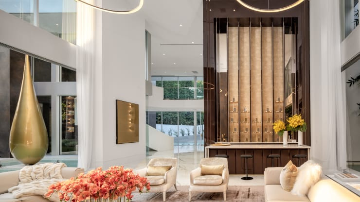 Phòng khách rộng rãi với những dãy ghế dài và có cả quầy rượu tequila riêng.