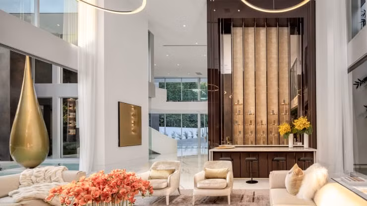 Phòng khách rộng rãi với những dãy ghế dài và có cả quầy rượu tequila riêng.