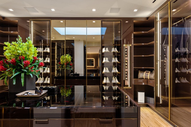 Tủ quần áo với 18 giá treo, được gắn vào tường.