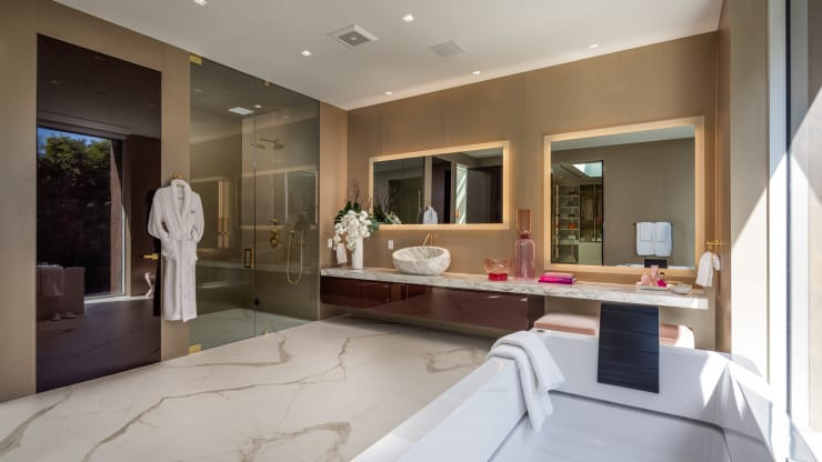 Phòng tắm chính sang trọng như khách sạn cao cấp.