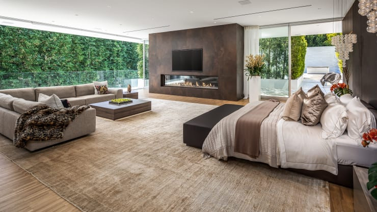 Toàn bộ biệt thự có 9 phòng ngủ, 15 phòng tắm bao gồm một phòng ngủ ngủ siêu lớn với không gian cho hai ghế sofa, giường khổng lồ và lò sưởi điều khiển từ xa.