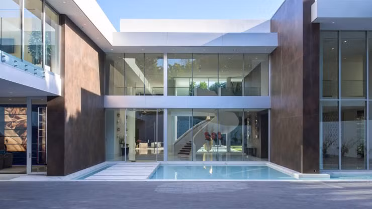 Biệt thự có hào nước, bể bơi dài 50 mét, phòng rượu bằng kính, phòng làm tóc riêng với dịch vụ làm móng tổng thể.