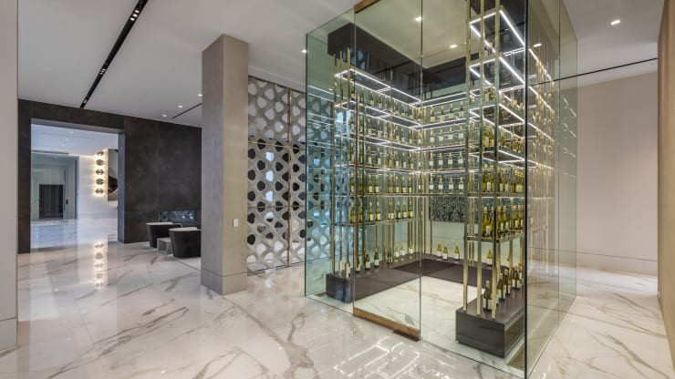 Phòng rượu là một khối thủy tinh từ sàn đến trần, được kiểm soát nhiệt độ và nằm ở trung tâm của căn nhà.