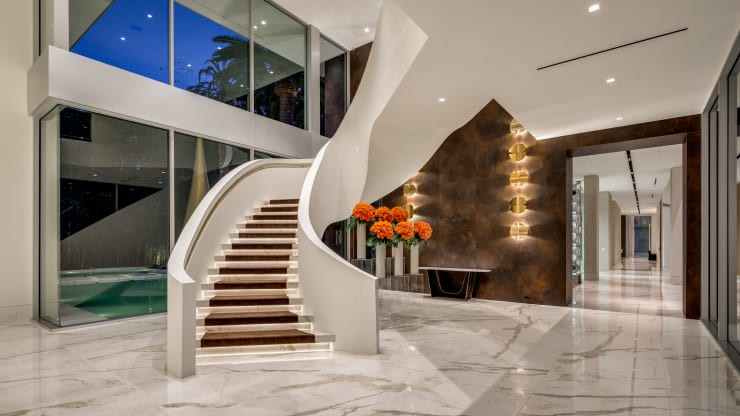 Sảnh vào cao 2 tầng với trần cao 8m và một cầu thang lớn.