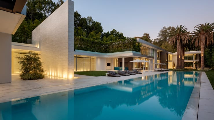 Biệt thự khổng lồ rộng 2.600m2, trị giá 65 triệu USD (hơn 1500 tỷ đồng) ở Bel Air là một trong những ngôi nhà đắt nhất hiện có trên thị trường ở Los Angeles (Mỹ).