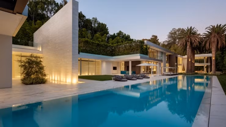 Biệt thự khổng lồ rộng 2.600m2, trị giá 65 triệu USD (hơn 1500 tỷ đồng) ở Bel Air là một trong những ngôi nhà đắt nhất hiện có trên thị trường ở Los Angeles (Mỹ).