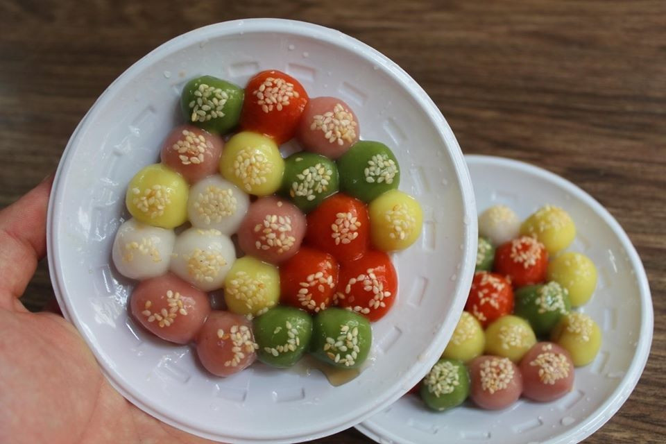 Theo người bán, bột làm bánh trôi ngũ sắc được xay từ gạo nếp ngon. Màu sắc của bột được pha màu hoàn toàn tự nhiên như xanh - lá nếp, vàng - nghệ, đỏ - gấc, tím - lá cẩm...