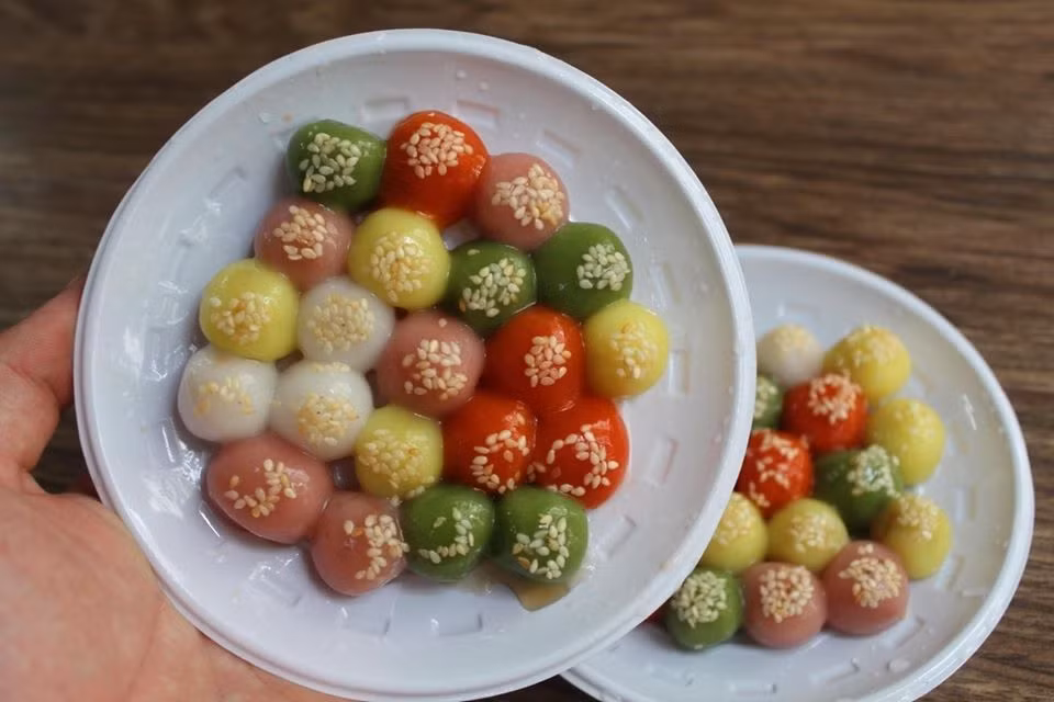 Theo người bán, bột làm bánh trôi ngũ sắc được xay từ gạo nếp ngon. Màu sắc của bột được pha màu hoàn toàn tự nhiên như xanh - lá nếp, vàng - nghệ, đỏ - gấc, tím - lá cẩm...