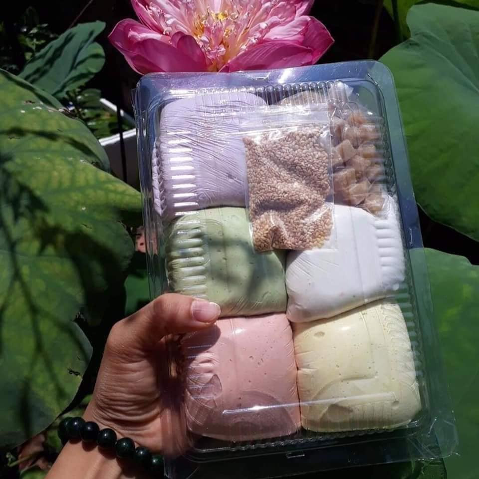 Theo đó, mỗi set bột bánh trôi ngũ sắc được rao bán từ 50.000 - 70.000 đồng.