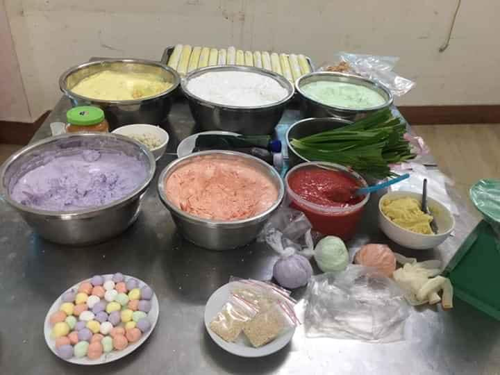 Có ngày chị Hạnh bán được cả 100 set, tương đương với 1 tạ bột bánh.