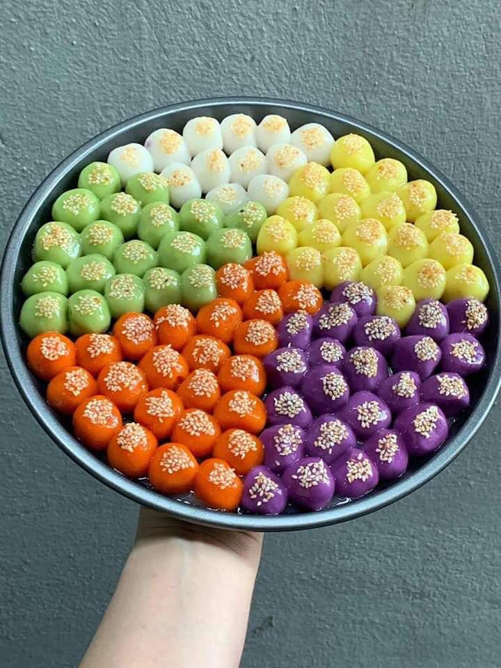 Những đĩa bánh trôi ngũ sắc đẹp mắt được nhiều chị em chia sẻ sau khi hoàn thành. Nguồn ảnh: Facebook.