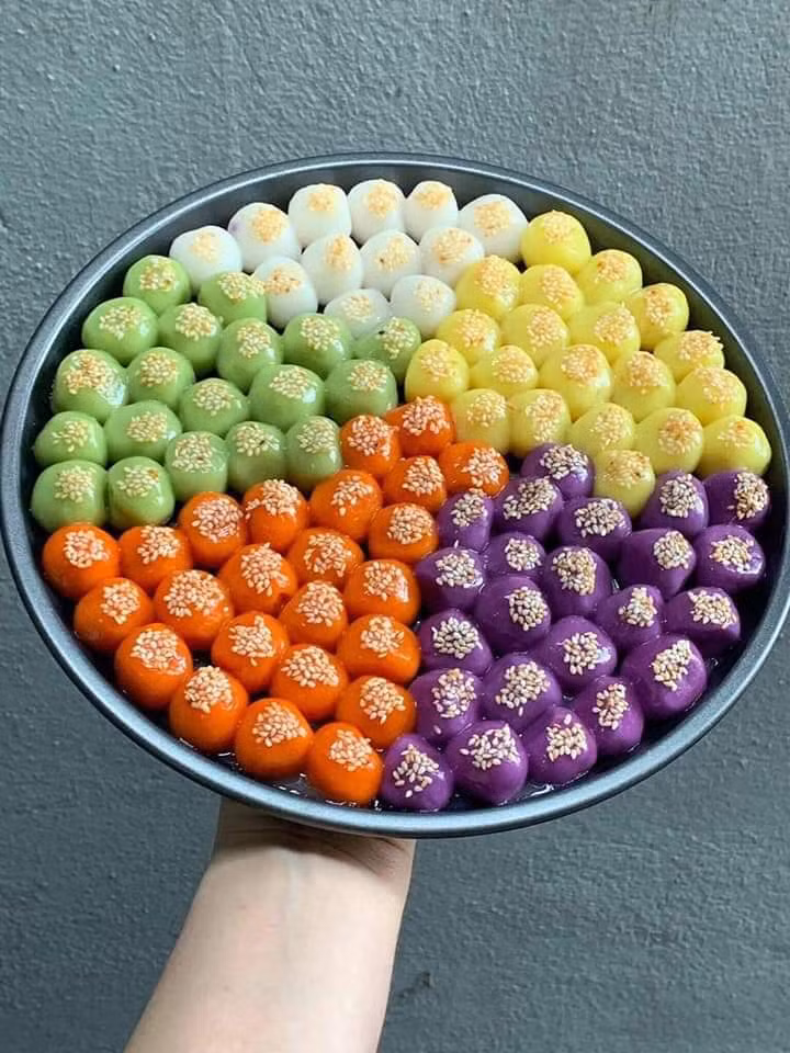 Những đĩa bánh trôi ngũ sắc đẹp mắt được nhiều chị em chia sẻ sau khi hoàn thành. Nguồn ảnh: Facebook.