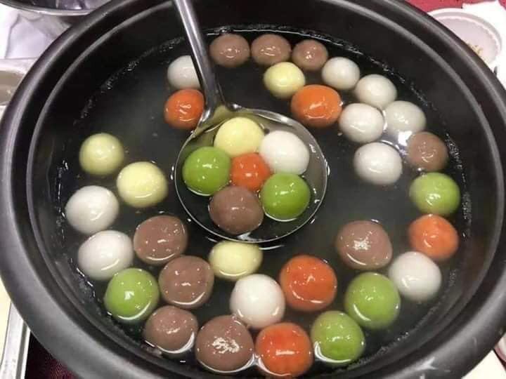 Set bột bánh trôi ngũ sắc nặng 1kg, gồm 5 mầu kèm đầy đủ đường, vừng, dừa nạo. Các bà nội trợ chỉ cần nặn bánh rồi luộc là xong.