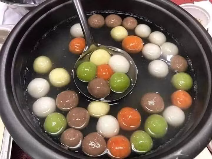 Set bột bánh trôi ngũ sắc nặng 1kg, gồm 5 mầu kèm đầy đủ đường, vừng, dừa nạo. Các bà nội trợ chỉ cần nặn bánh rồi luộc là xong.