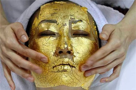 Không những vậy, đắp mặt nạ bằng vàng lá, căng da mặt bằng chỉ vàng cũng là mốt mới của nhiều đại gia Việt.